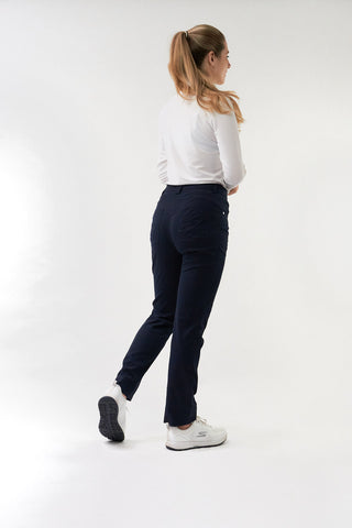 Navy Ladies golf trousers made from flexible lightweight 4 way stretch material.  Featuring a zip and button fastening with five belt loops, a regular fit with anti-crease and anti-static properties. These women's golf trousers have two open pockets to the front and back. Size 8 to 20.